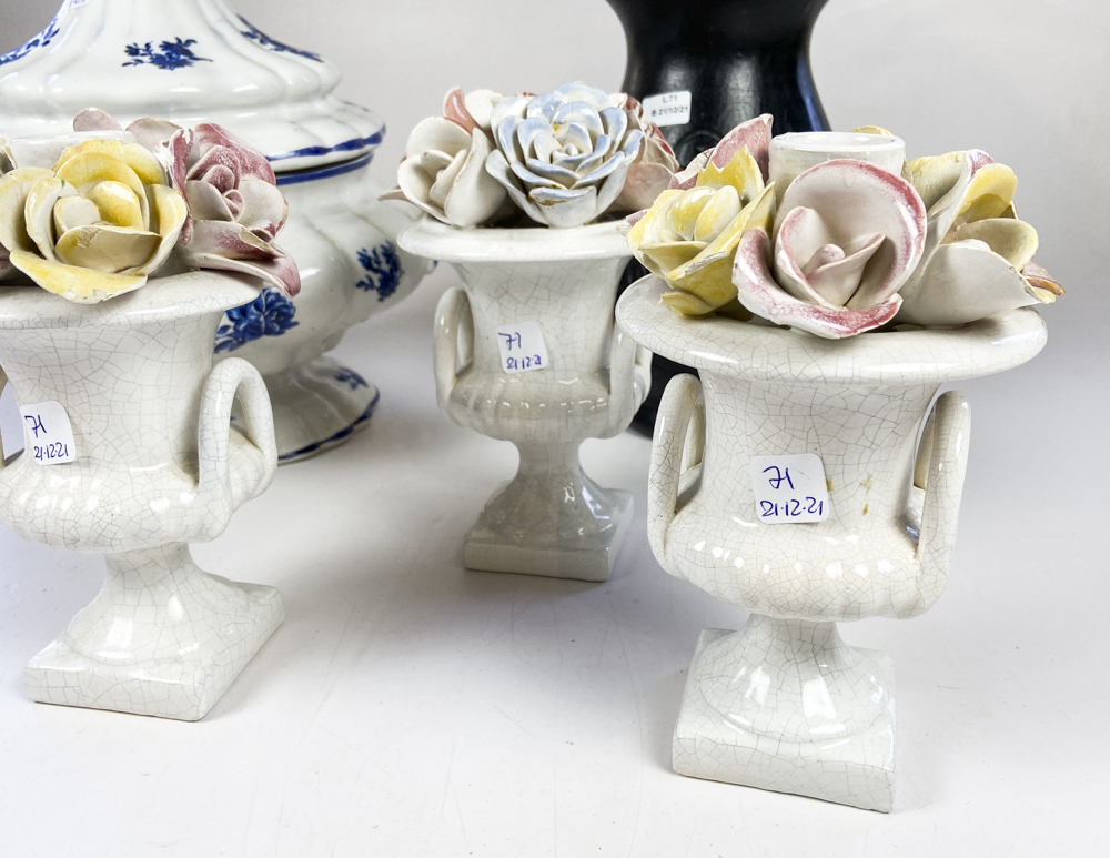 Cinco piezas en ceramica, guisera blanca con flores azules (rotura en borde),  florero color negro de