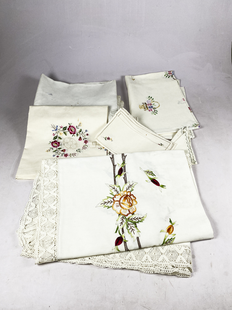 Tres manteles en tela con encaje diferentes, flores bordadas en colores,  con 5 servilletas.