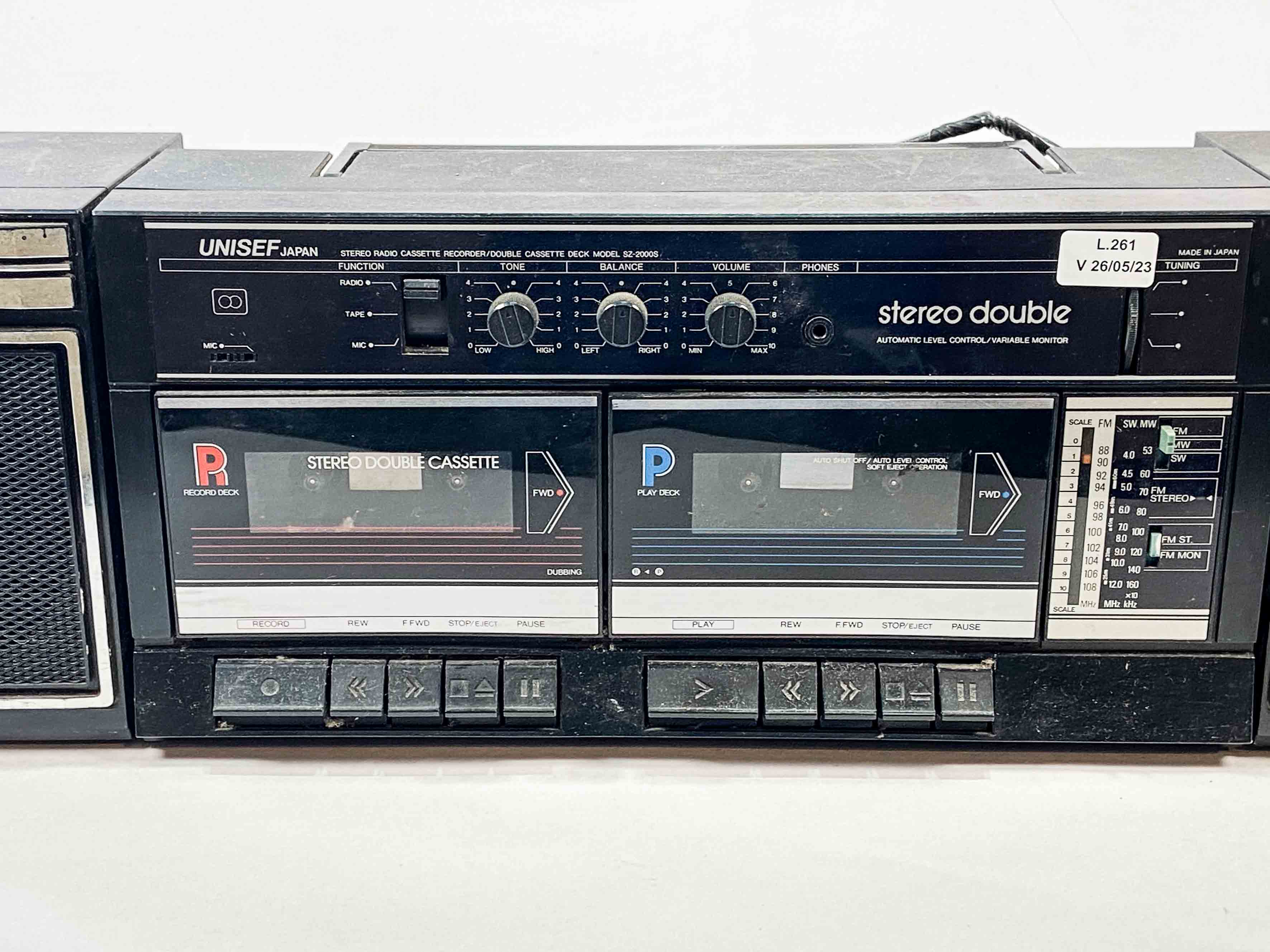 Convierten un radio cassette en una NES