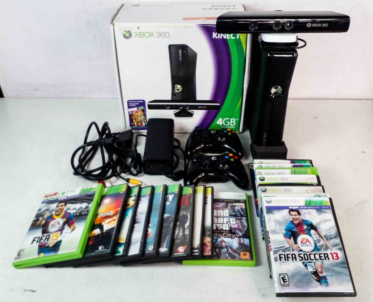 Consola Xbox 360 de 4 GB con Kinect más dos juegos