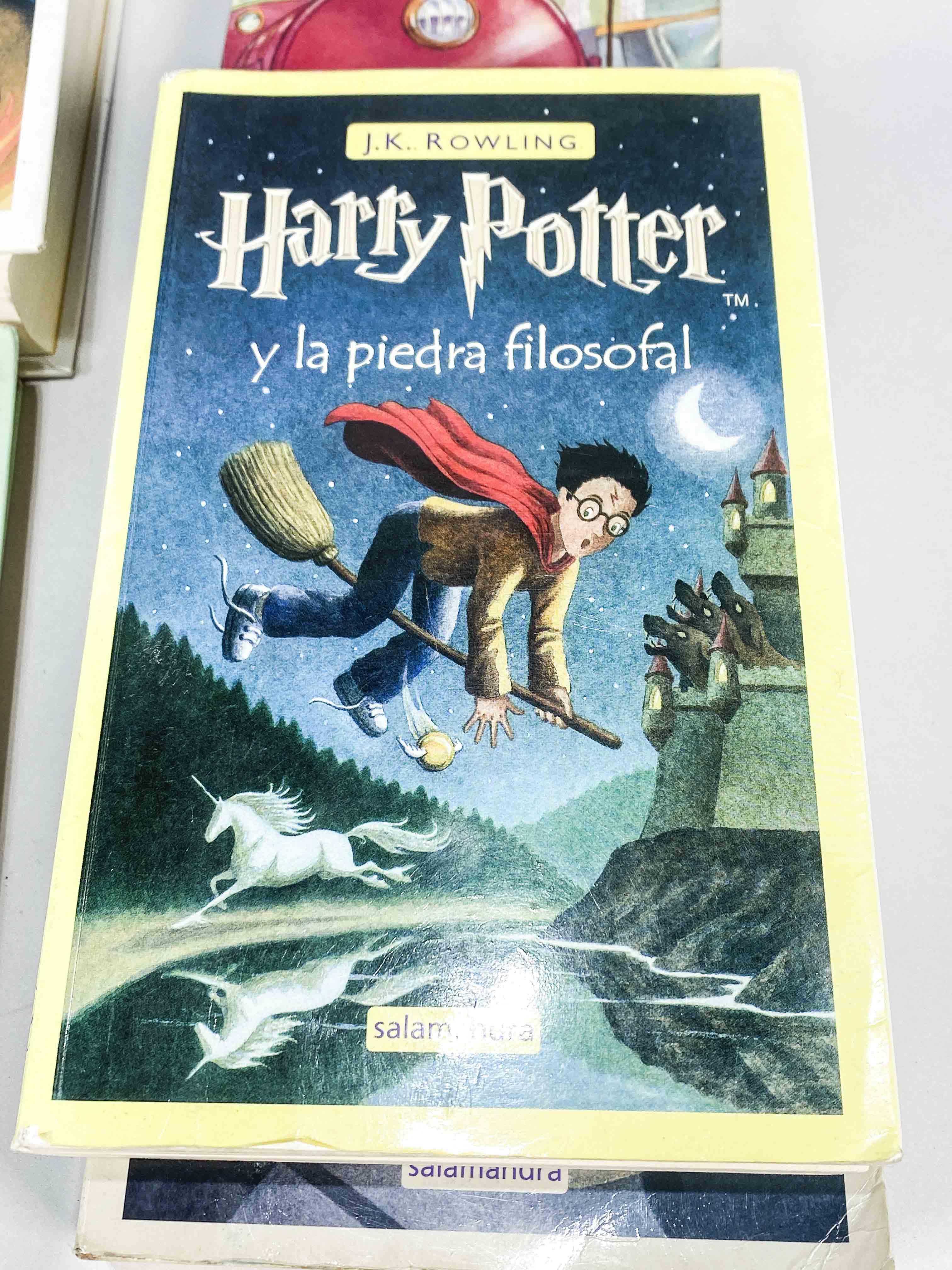 Seis libros diferentes de Harry Potter en español e inglés