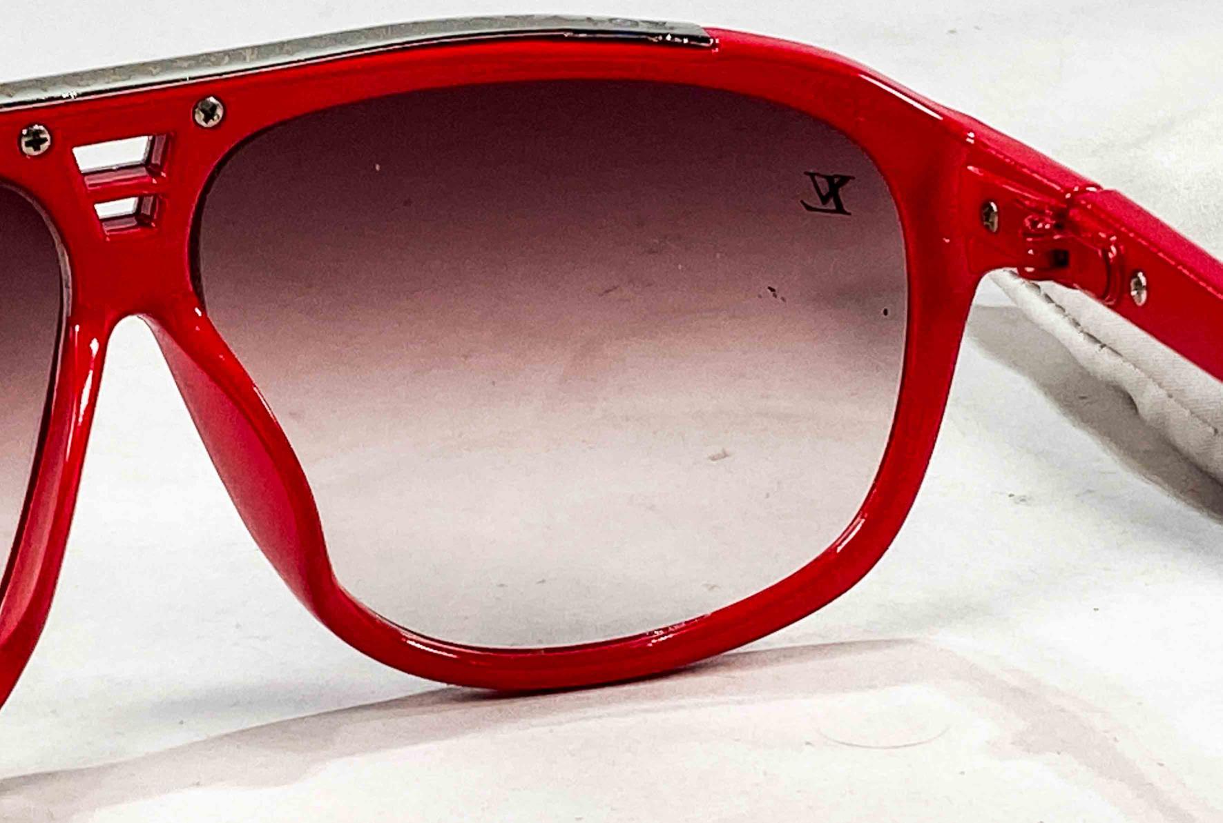 Un par de lentes armazon rojo dice Louis Vuitton