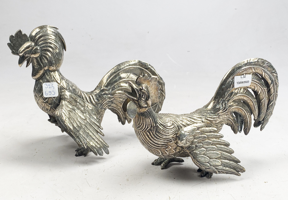 Pareja de gallos de riña, en plata española, peso 620 g, medidas 24 x 18 cm.