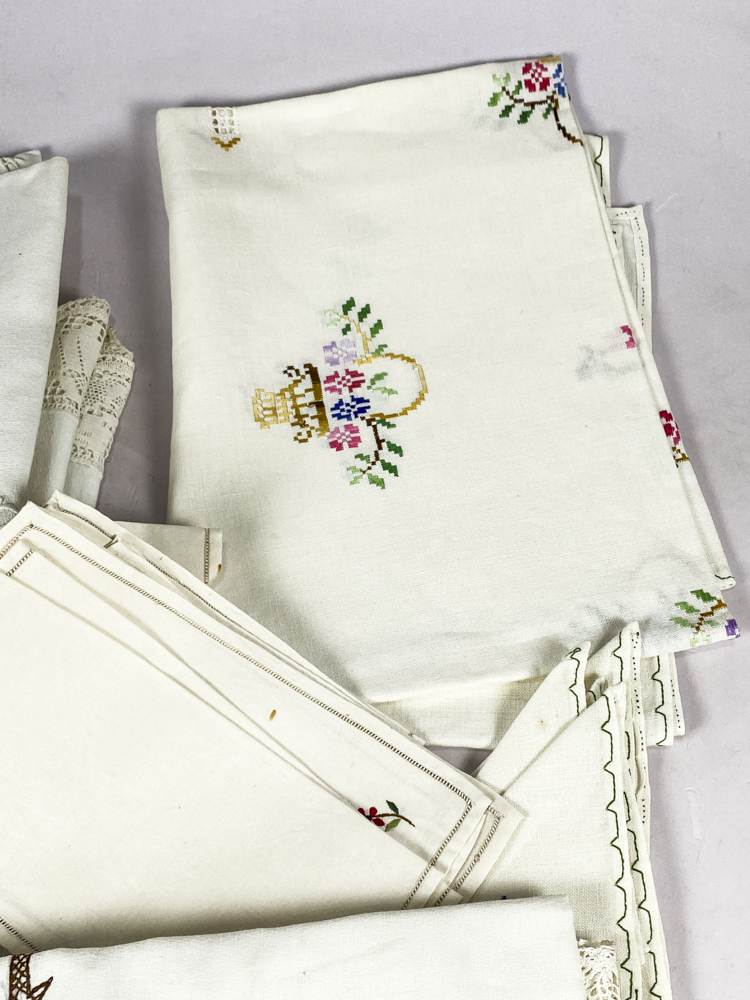 Tres manteles en tela con encaje diferentes, flores bordadas en colores,  con 5 servilletas.