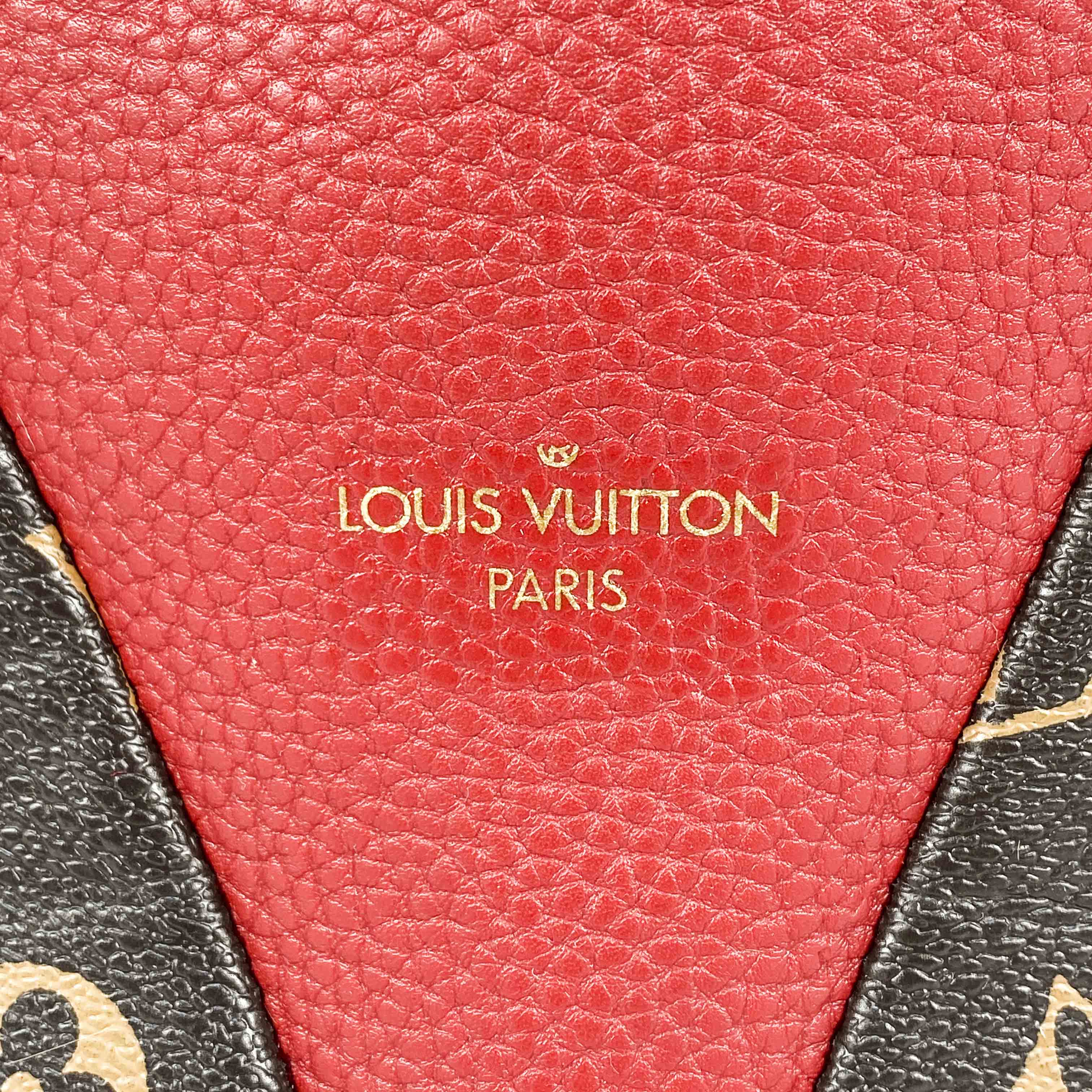 Una cartera roja y marrón dice LOUIS VUITTON con iniciales 'LV', Medidas:  40cm de largo x 22 cm de a