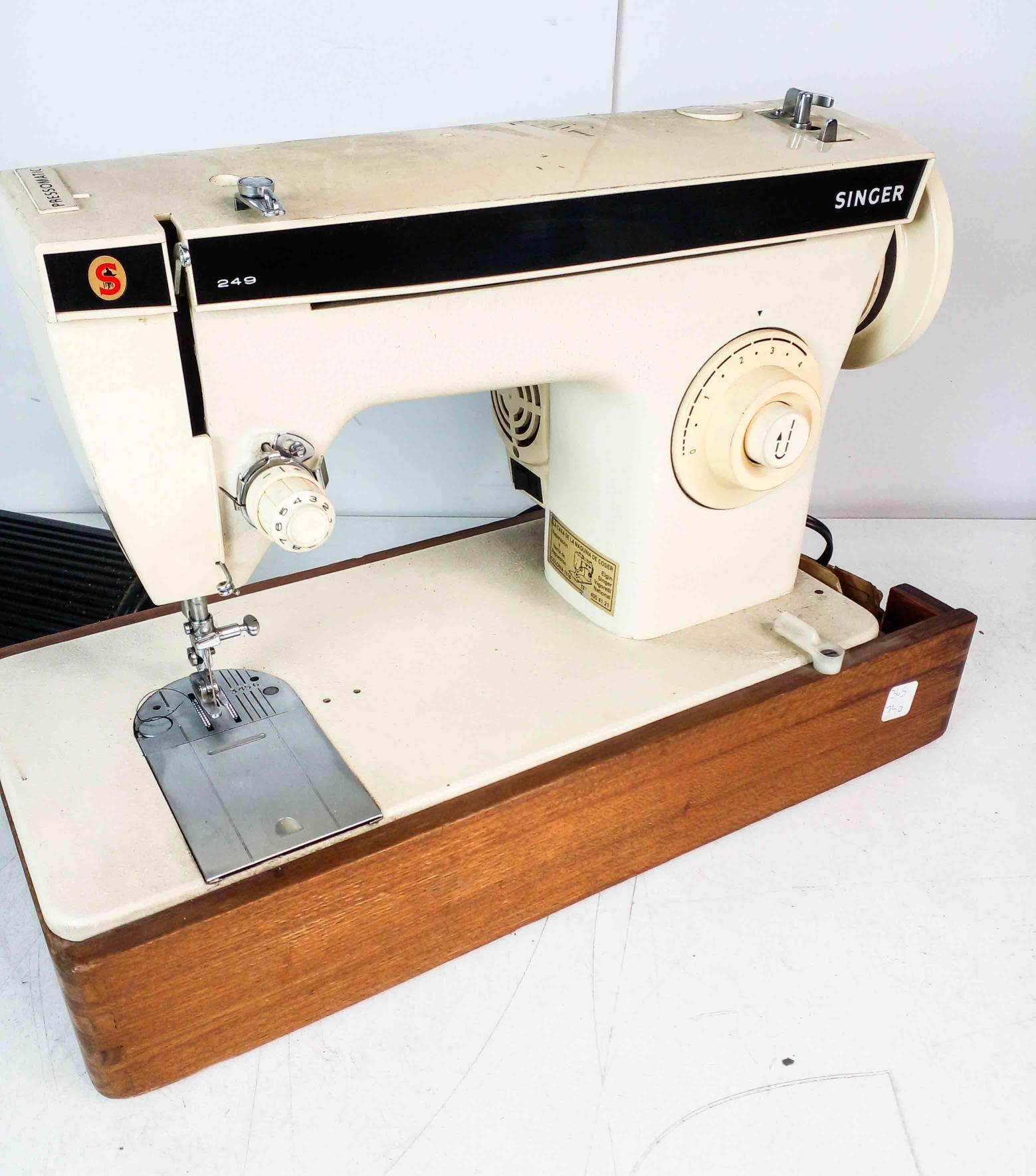 Maquina de coser SINGER modelo 249. Con funda. Prende, gira. No se probo su  funcionamiento.